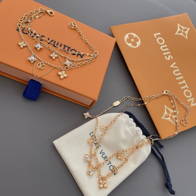 Ba*len*cia*ga necklaces